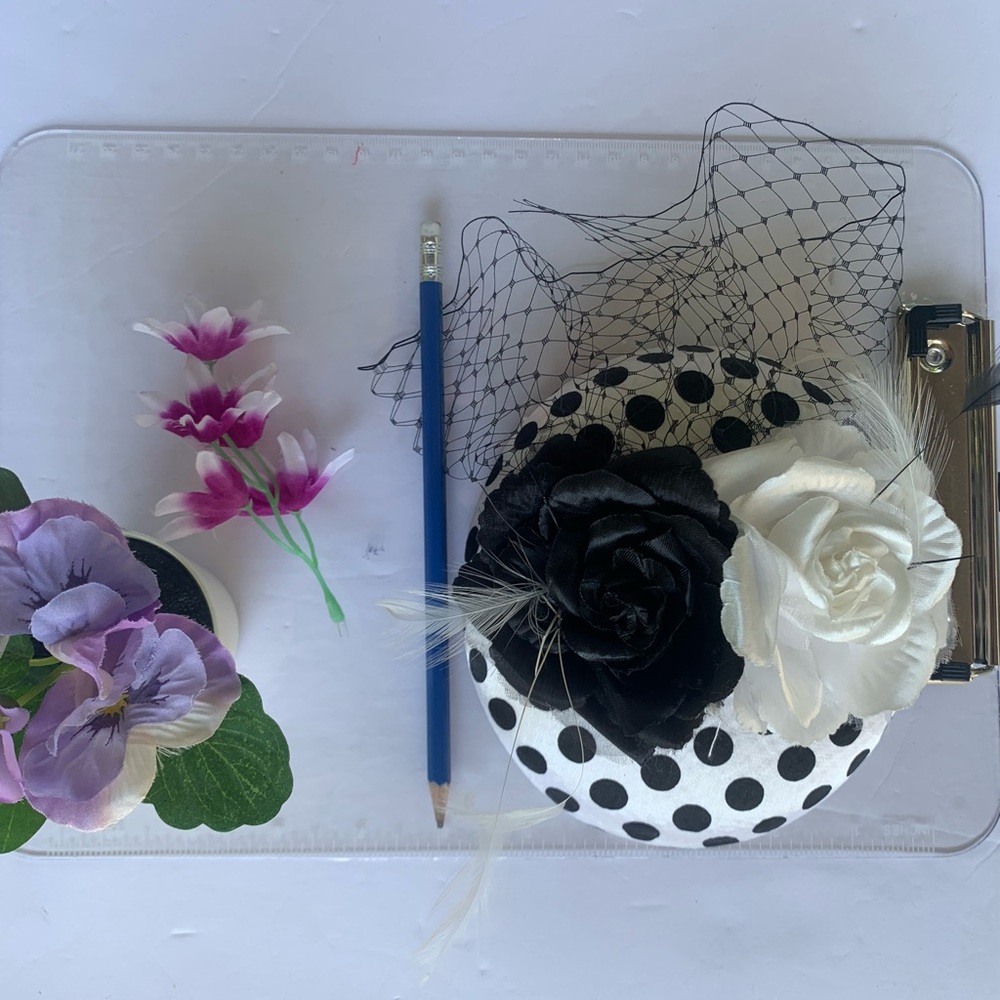 ⭐️ Fascinator - BRITISH Polka dot with Black and White Flowers EUC - Picture 7 of 16
